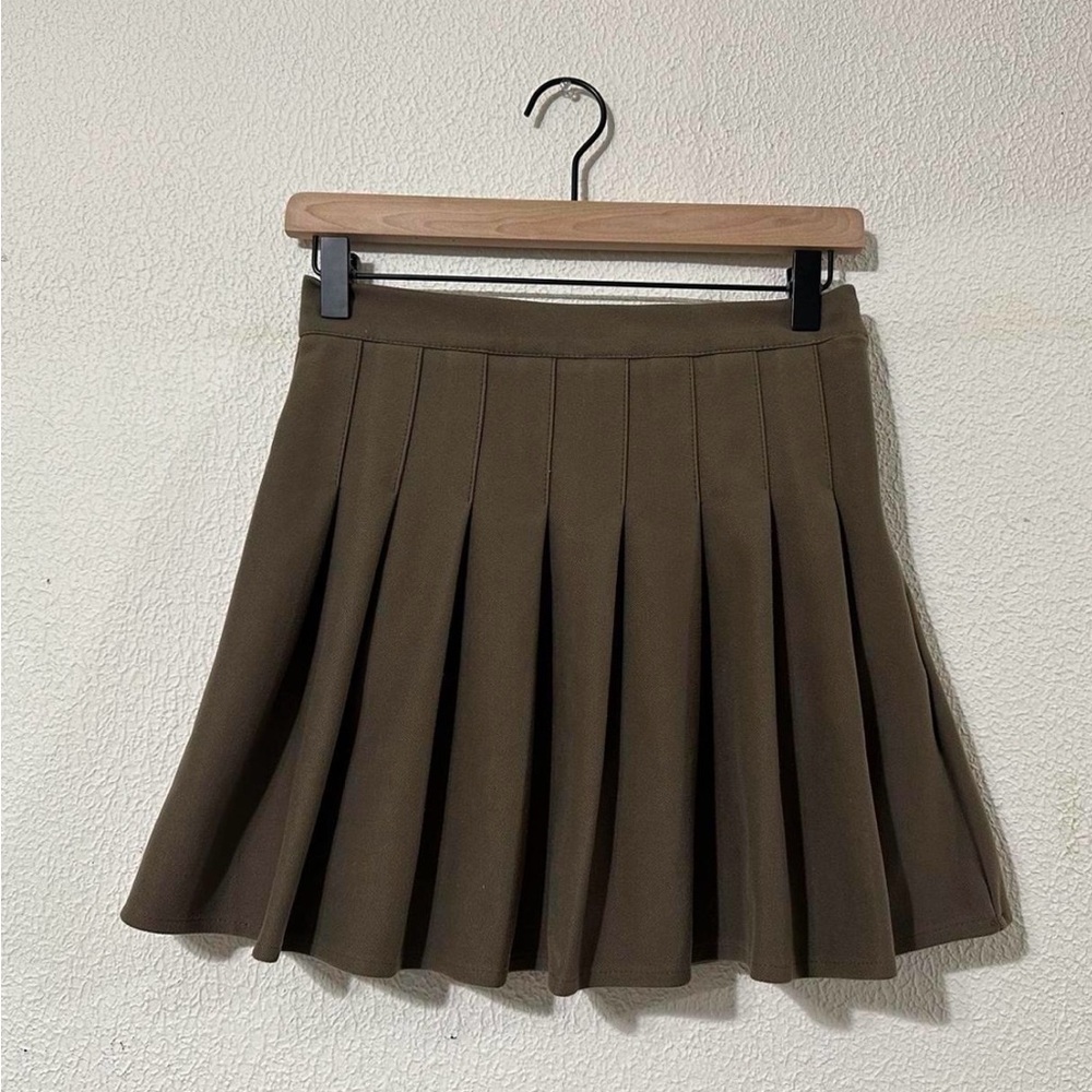 Brown pleated skirt side zipper with shorts underneath (skort) 

Length: 15 1/2"